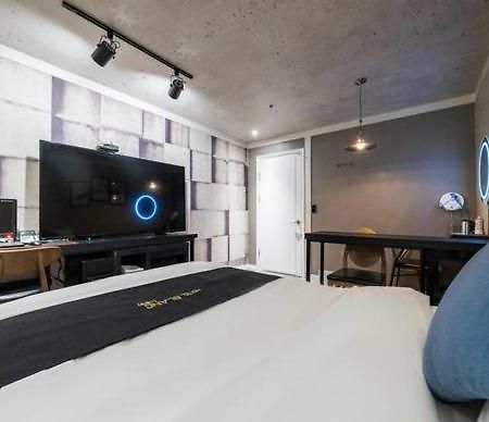 Ilsan Blanc Motel Goyang Bagian luar foto