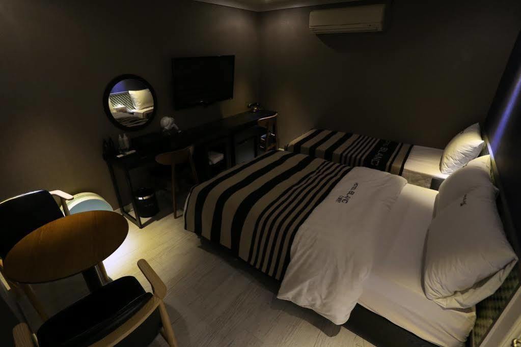 Ilsan Blanc Motel Goyang Bagian luar foto