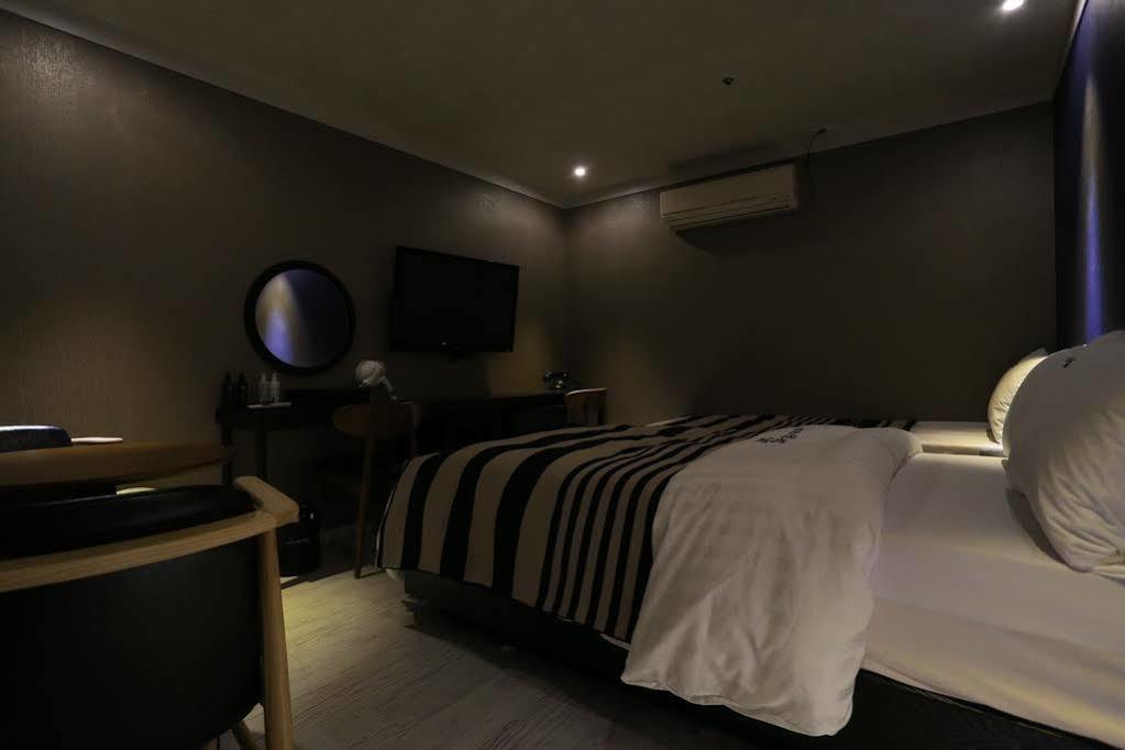 Ilsan Blanc Motel Goyang Bagian luar foto